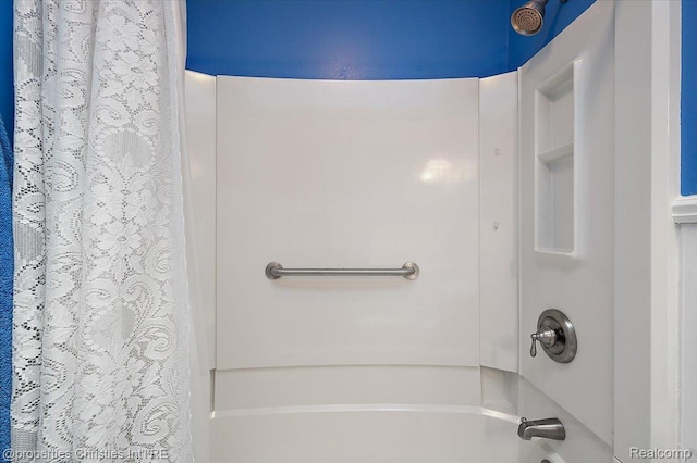 4681 Cass Elizabeth Rd, Waterford, MI 48327 - bathroom featuring shower / bathtub combination with curtain
