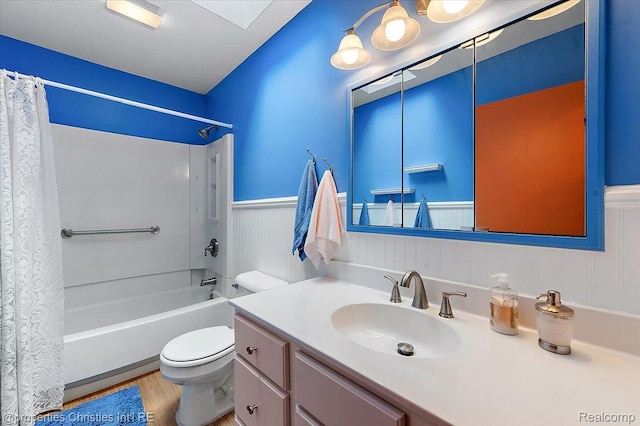 4681 Cass Elizabeth Rd, Waterford, MI 48327 - bathroom featuring wainscoting, shower / bath combination with curtain, vanity, and wood finished floors