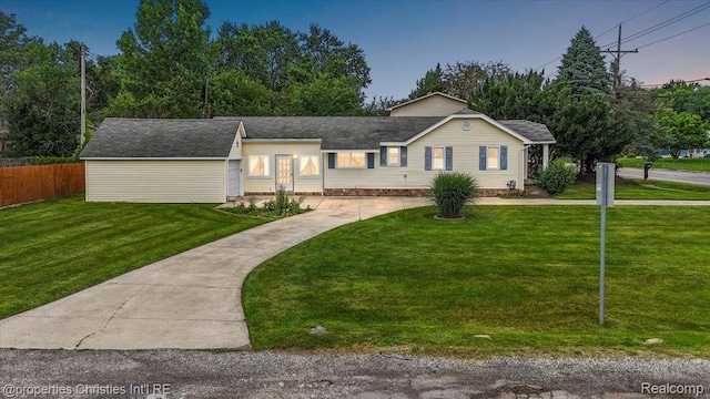 4681 Cass Elizabeth Rd, Waterford, MI 48327 - single story home featuring concrete driveway