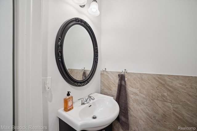 6810 Killarney Dr, Troy, MI 48098 - bathroom with a sink