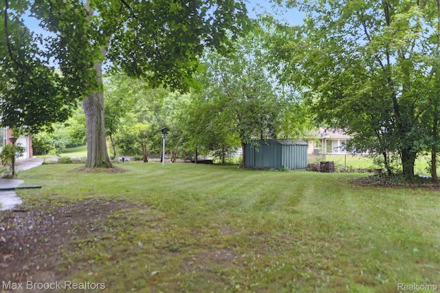6810 Killarney Dr, Troy, MI 48098 - view of yard featuring a storage unit