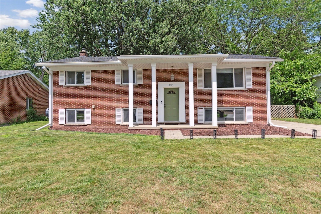910 Newport Dr, Fenton, MI 48430 - photo 1