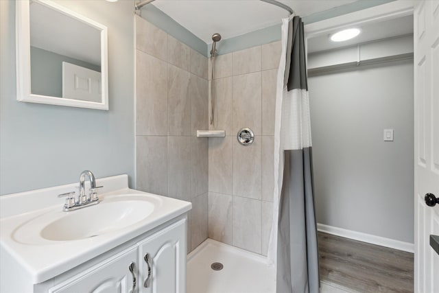 910 Newport Dr, Fenton, MI 48430 - full bath with tiled shower, vanity, and wood finished floors