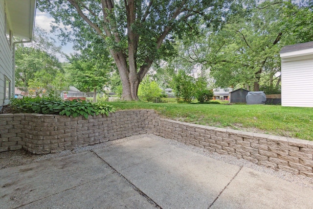 910 Newport Dr, Fenton, MI 48430 - view of patio with view of wooded area