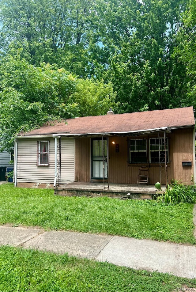 302 W Gracelawn Ave, Flint, MI 48505 - view of front of home with a porch