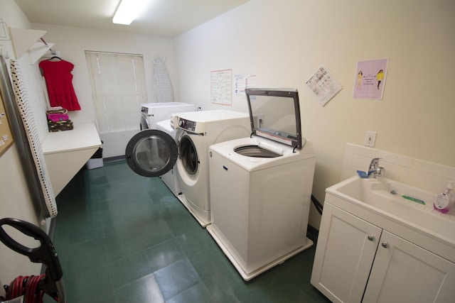 3125 W Michigan Ave, Kalamazoo, MI 49006 - laundry room featuring washer and dryer and dark flooring