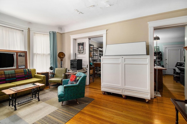 936 W Kalamazoo Ave, Kalamazoo, MI 49007 - living area with wood finished floors