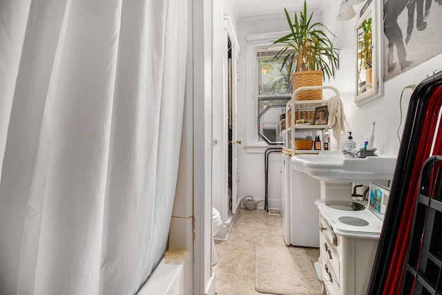 936 W Kalamazoo Ave, Kalamazoo, MI 49007 - full bath with a shower with shower curtain, ornamental molding, and a tub
