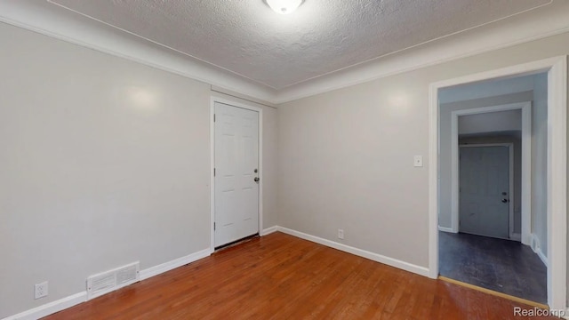 10800 Stratman St, Detroit, MI 48224 - empty room featuring wood finished floors and a textured ceiling