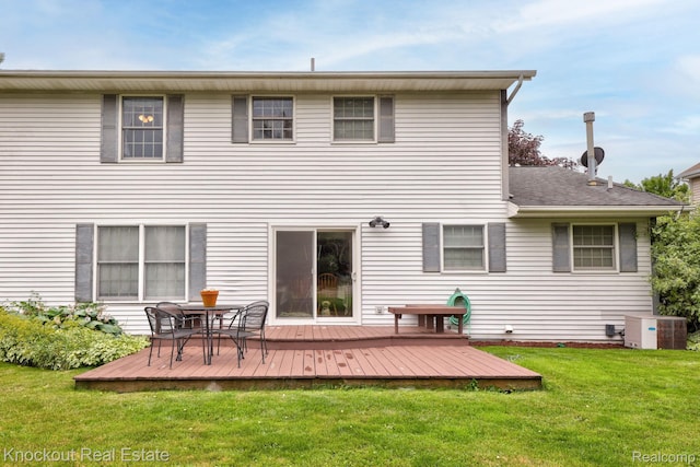 622 W Schleier St, Frankenmuth, MI 48734 - rear view of house with a deck and a yard