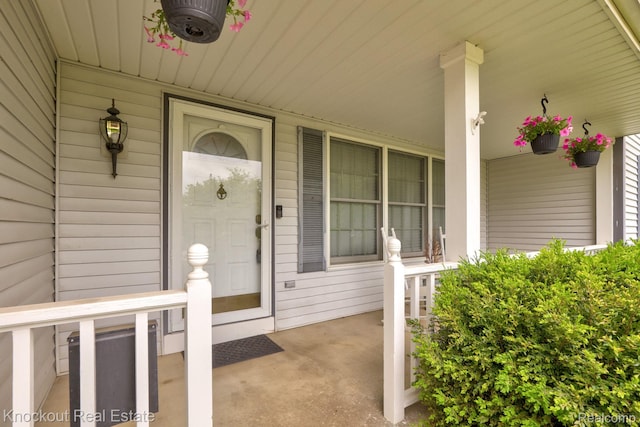 622 W Schleier St, Frankenmuth, MI 48734 - entrance to property with covered porch