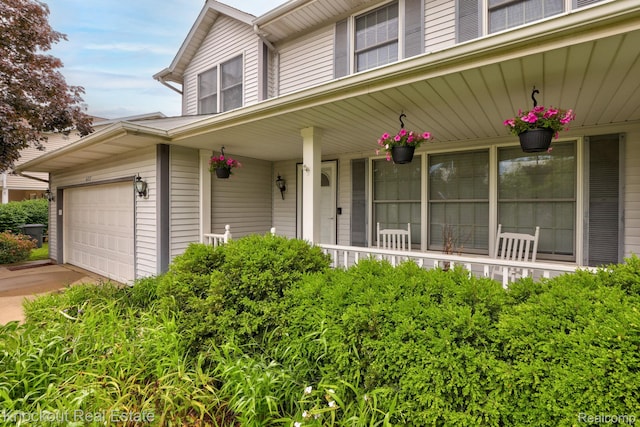 622 W Schleier St, Frankenmuth, MI 48734 - view of front of house with a porch and a garage