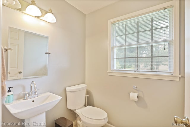622 W Schleier St, Frankenmuth, MI 48734 - bathroom featuring a sink and toilet