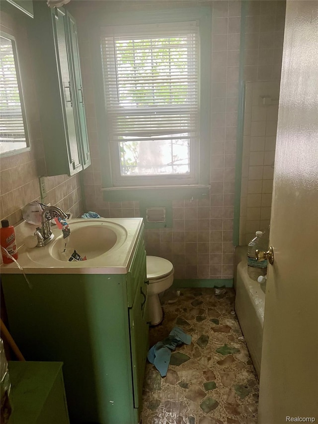 638 W Pulaski Ave, Flint, MI 48505 - full bath with vanity, tile walls, and tub / shower combination