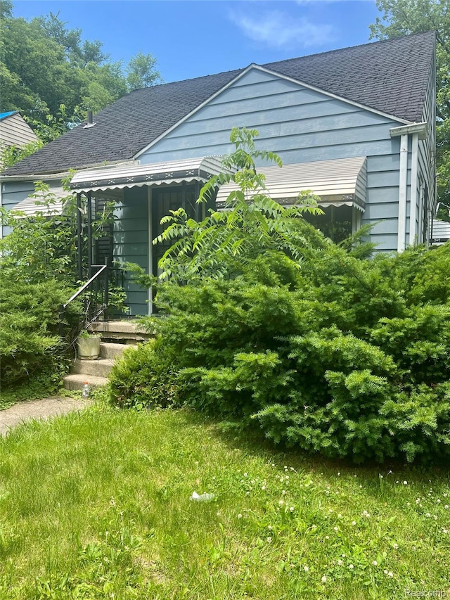 638 W Pulaski Ave, Flint, MI 48505 - view of side of home featuring a shingled roof