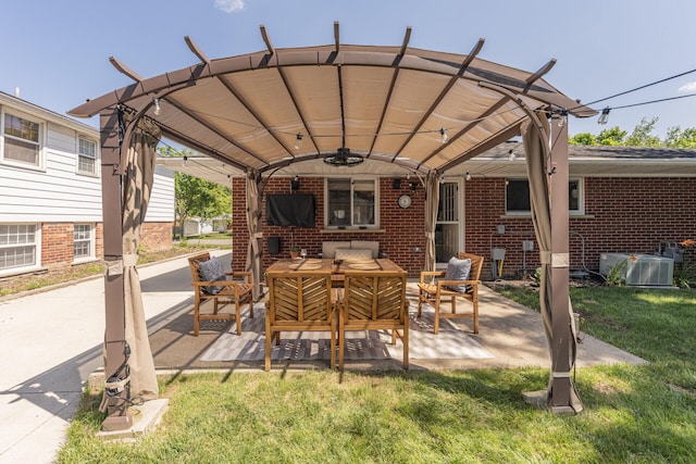 2041 Norfolk Ave, Ann Arbor, MI 48103 - view of patio with an outdoor living space and ceiling fan