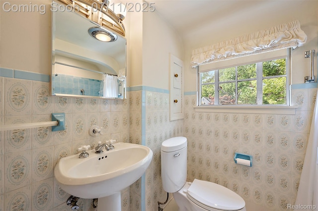 132 Illinois Ave, Pontiac, MI 48341 - bathroom with tile walls, a shower with curtain, and a wainscoted wall
