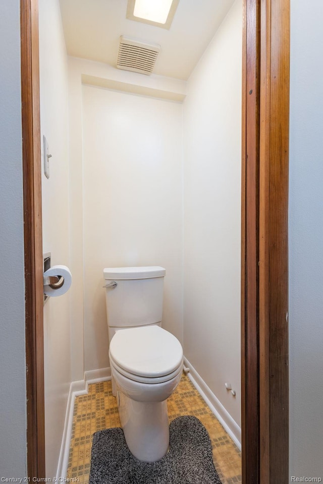 2548 Hearthside Dr, Ypsilanti, MI 48198 - bathroom with toilet and baseboards