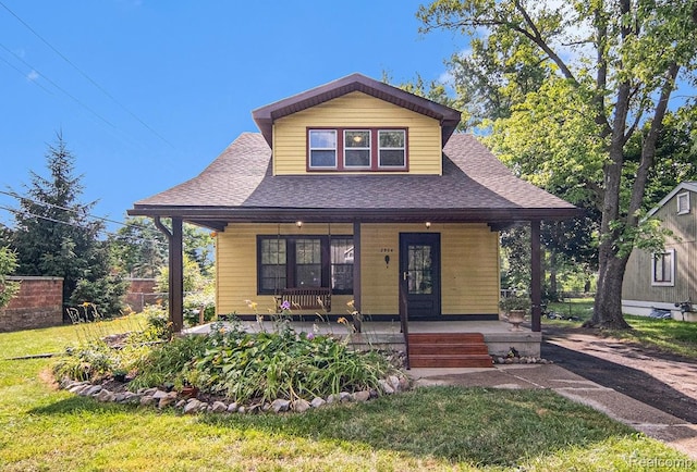 2904 Maplewood Ave, Ann Arbor, MI 48104 - bungalow-style home featuring covered porch, a front yard, and a shingled roof