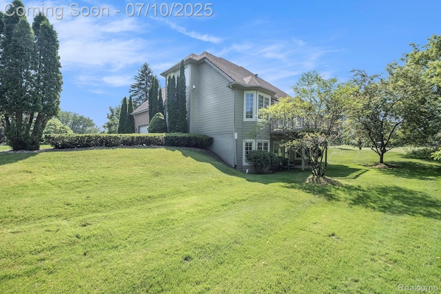6161 Golfside Ct, Grand Blanc, MI 48439 - view of side of home with a yard