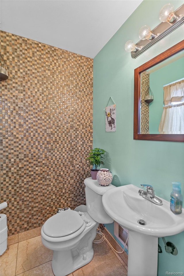 26714 Dover Ct, Warren, MI 48089 - bathroom with curtained shower