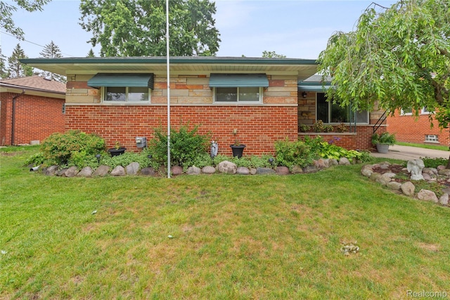 26714 Dover Ct, Warren, MI 48089 - view of front of house featuring a front yard and brick siding