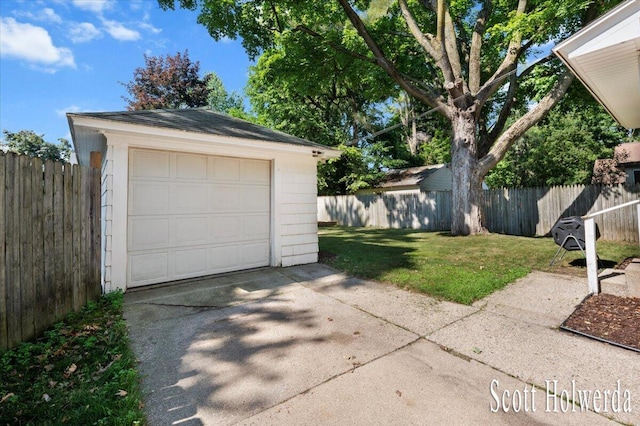 702 Griswold St SE, Grand Rapids, MI 49507 - detached garage featuring concrete driveway