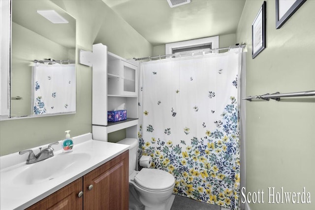 702 Griswold St SE, Grand Rapids, MI 49507 - full bath featuring vanity and curtained shower