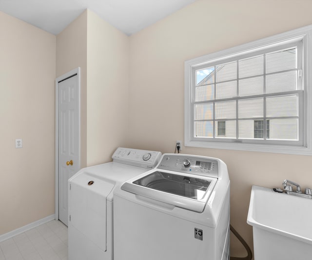668 Boston Ct, Ann Arbor, MI 48103 - washroom featuring washing machine and clothes dryer and baseboards