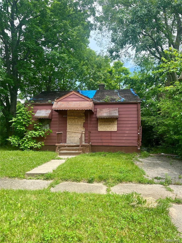 3810 Marvin St, Flint, MI 48505 - bungalow-style house featuring a front lawn