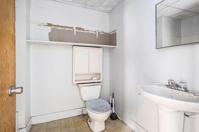 174 Cherry St, Battle Creek, MI 49017 - bathroom featuring toilet and baseboards