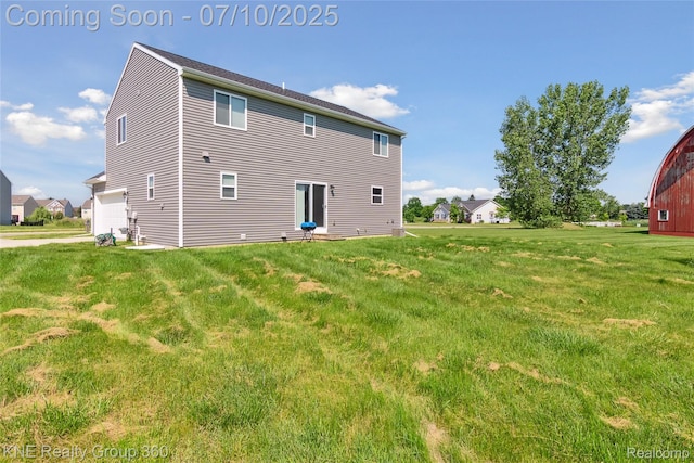 7057 Primrose Ln, Grand Blanc, MI 48439 - rear view of property featuring an attached garage and a yard