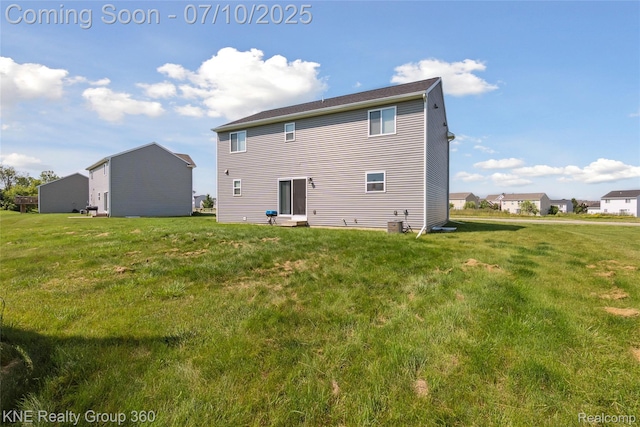 7057 Primrose Ln, Grand Blanc, MI 48439 - rear view of house featuring a yard