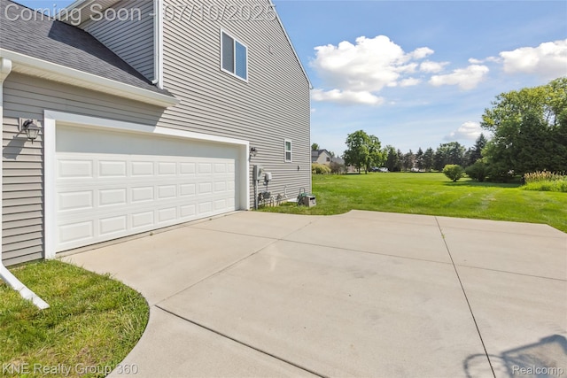 7057 Primrose Ln, Grand Blanc, MI 48439 - view of side of home with a lawn, driveway, and a shingled roof