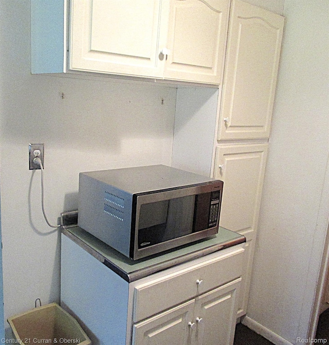 34005 Alta Loma Dr, Farmington, MI 48335 - detailed view of stainless steel microwave