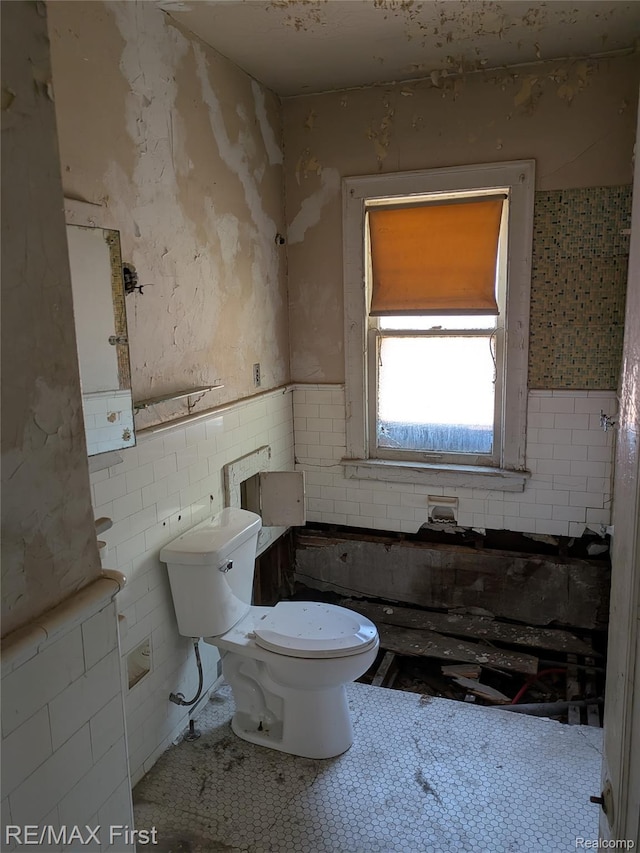 4342 Tyler St, Detroit, MI 48238 - half bath featuring tile walls and a wainscoted wall