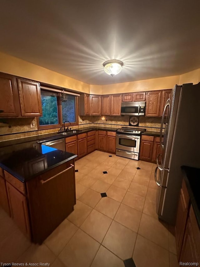 22770 Shadowglen Dr, Farmington Hills, MI 48335 - kitchen with stainless steel appliances, backsplash, dark countertops, and light tile patterned flooring