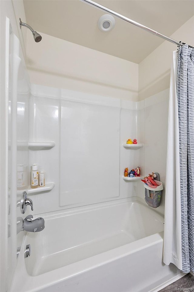 3860 Summit Dr, Sterling Heights, MI 48314 - bathroom featuring shower / tub combo with curtain
