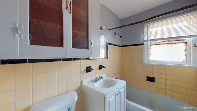 12660 Duchess St, Detroit, MI 48224 - full bath featuring tile walls and vanity