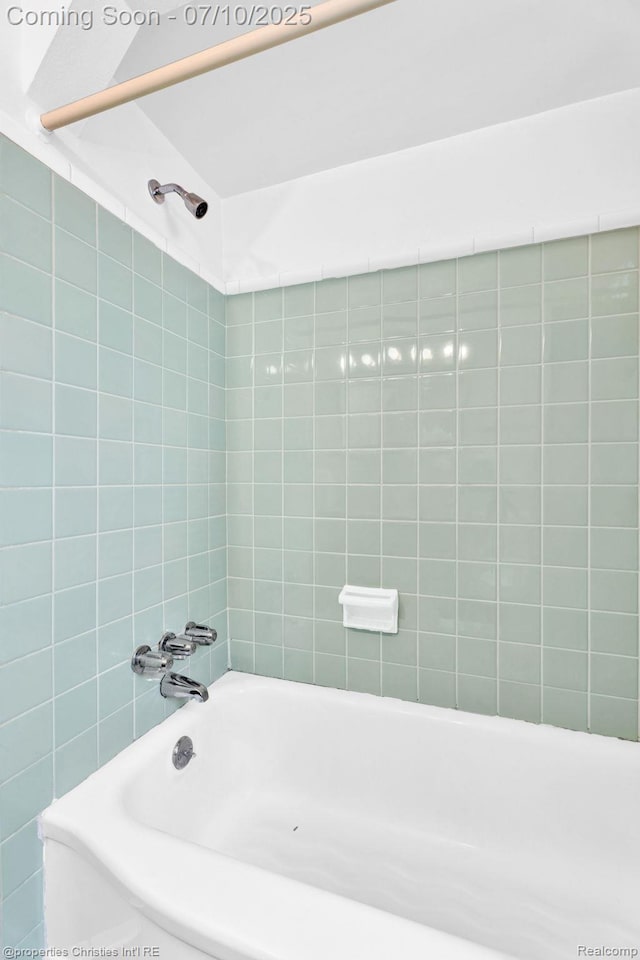 816 E 3rd St, Royal Oak, MI 48067 - full bath featuring bathing tub / shower combination