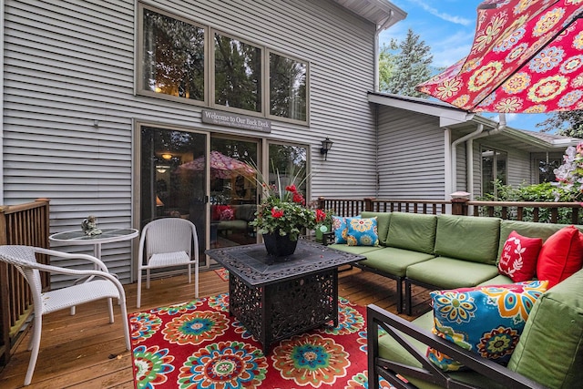 9379 Jamie Dr, Davison, MI 48423 - deck with an outdoor living space