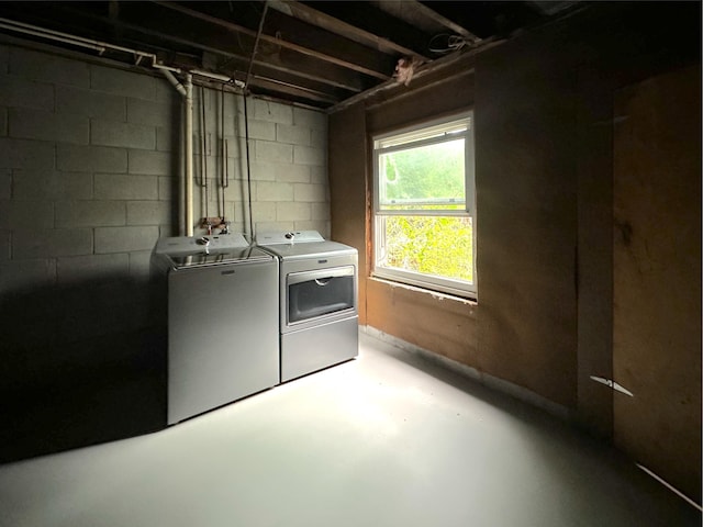 2839 128th Ave, Holland, MI 49424 - laundry area with washing machine and dryer