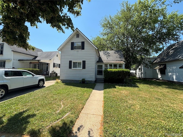 130 Meadle St, Warren, MI 48043 - traditional-style home with a front lawn
