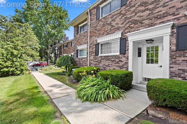 532 E Fox Hills Dr, Bloomfield Hills, MI 48304 - property entrance featuring brick siding and a lawn
