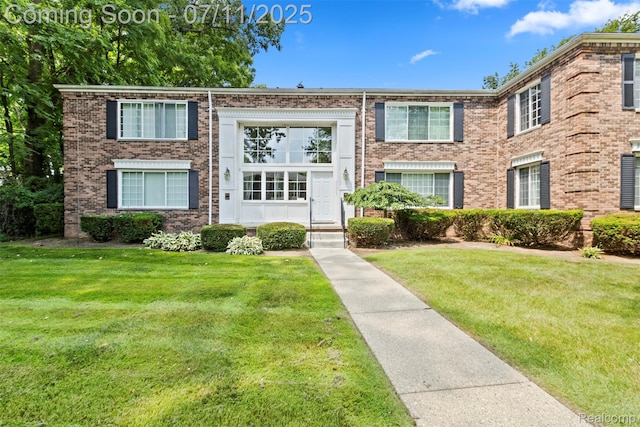 532 E Fox Hills Dr, Bloomfield Hills, MI 48304 - view of front of property with a front lawn and brick siding