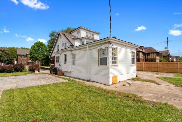 1725 Seyburn St, Detroit, MI 48214 - back of house featuring a patio