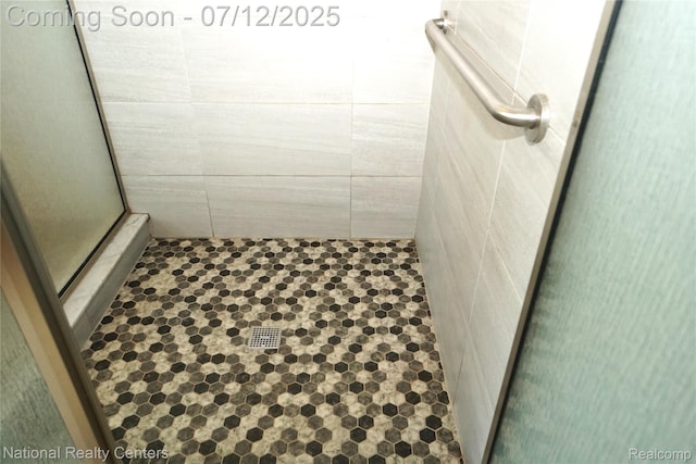 19230 Augusta Ct, Livonia, MI 48152 - full bath featuring tiled shower