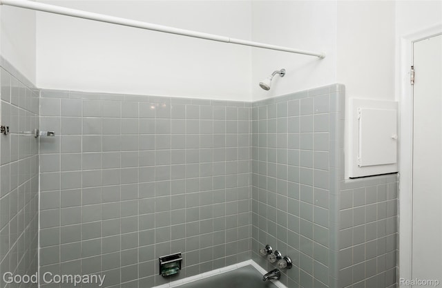 2931 N Main St, Royal Oak, MI 48073 - full bathroom with bathtub / shower combination