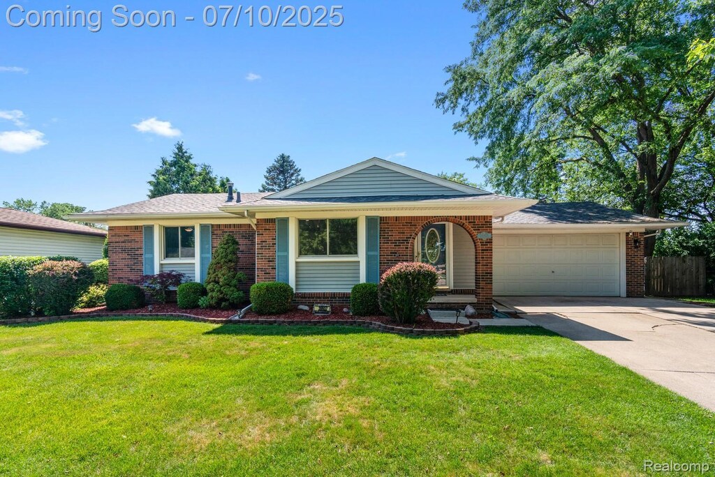 39957 Rita Dr, Clinton Township, MI 48038 - photo 1