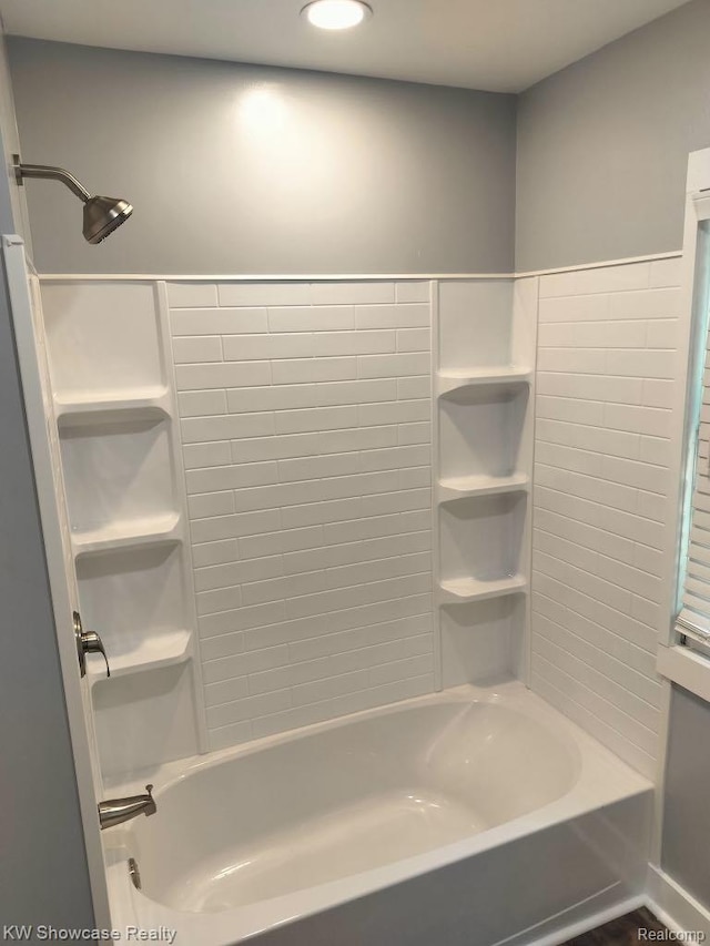 1828 N Lafayette Ave, Royal Oak, MI 48073 - full bath featuring washtub / shower combination